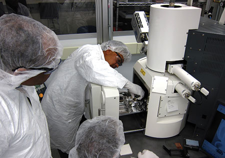 Os alunos sendo treinados para usar um microscópio eletrônico de varredura
