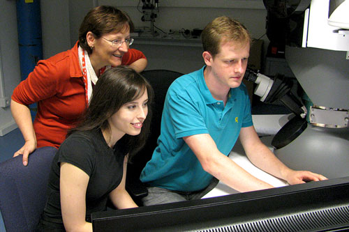 Rachel Zucker (center) works with Professor Christina Scheu (left) and Alexander Müller
