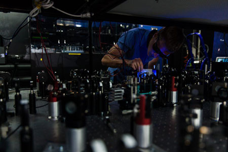 Alexander Ulanov in the Laboratory of quantum optics in RQC