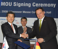 Dr. Kyoung-Hoan Na (left) from KITECH and Dr. Uwe Kleinkes (right) from IVAM seal the cooperation by handshake