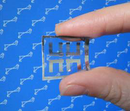 The NIST flexible memory chip consists of a polymer sheet topped with two electrical contacts separated by a layer of titanium dioxide gel