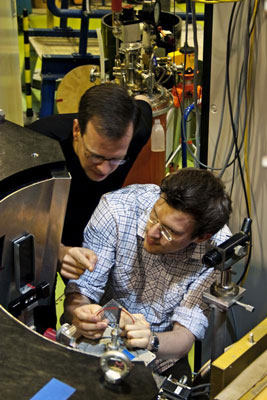 Bastian Klemke and Jonathan Morris at instrument E2 of the Research-Reactor at HZB in Berlin