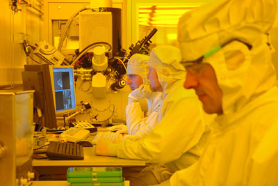 Wissenschaftler der Technischen Fakultät im Nanolabor