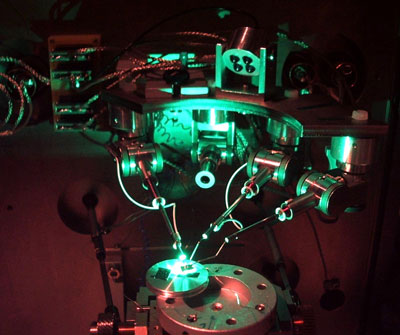 NanoLEDs werden in einem Rasterelektronenmikroskop mit Kontakt-Spitzen vermessen