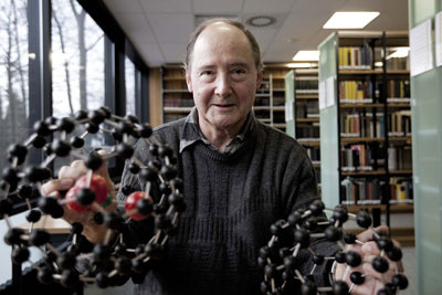 Wolfgang Krätschmer with models of two fullerenes or buckyballs