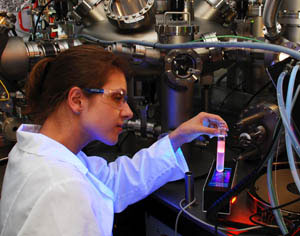 PhD student, Ewelina Kalwarczyk from the Institute of Physical Chemistry of the Polish Academy of Sciences with a sample in which fluorescent semiconductor nanoparcticles were separated