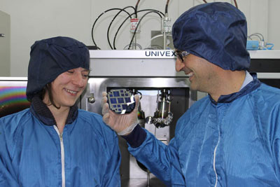Pablo Ortega and Gema López, members of the UPC team responsible for developing the high-efficiency photovoltaic cells