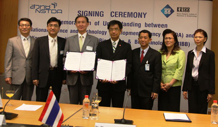 Dr. Choe (left) and Dr. Thaweesak holding the signed MOU