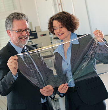 >Dr. Sabine Amberg-Schwab and Dr. Klaus Noller with a specially coated polymer film that is ideally suited for encapsulating inorganic solar cells