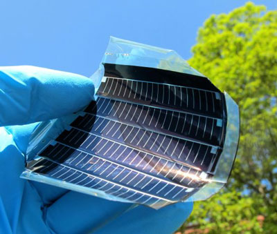 Fully monolithically integrated flexible solar module