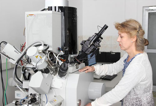 Jolanta Borysiuk during the venting of the focused gallium ion beam milling equipment
