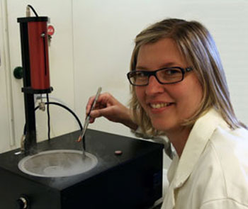 Ingela Lanekoff with a cell sample in the new sample holder