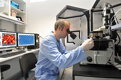 Tobias Günther am Rasterkraftmikroskop