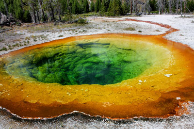 Green sulfur hot spring