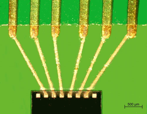 Printed conductor paths connect a flow sensor with the contacts on a circuit board