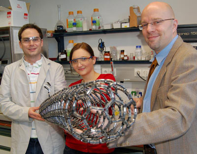 Professor Tobias Hertel und zwei seiner Diplomanden, Sabine Himmelein und Thomas Ackermann, zeigen das Modell einer Kohlenstoff-Nanoröhre