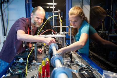 Mike Toney and Johanna Nelson demonstrate the high-power transmission X-ray Microscope at SLAC's Stanford Synchrotron Radiation Lightsource