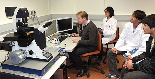 Leica specialist Dr Marko Lampe leading training sessions for the new microscope