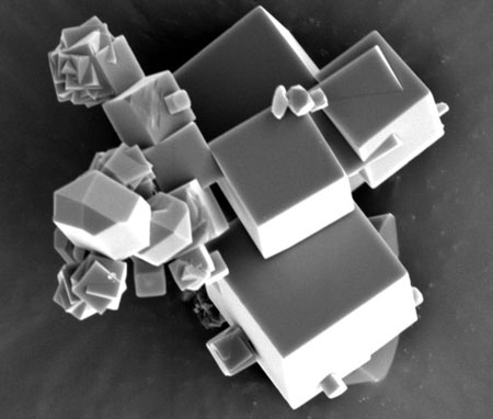 crystals of a metal-organic compound