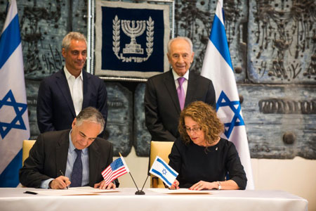 Chicago Mayor Rahm Emanuel and Israeli President Shimon Peres look on as University of Chicago President Robert J. Zimmer and Rivka Carmi, President of Ben-Gurion University of the Negev, sign an agreement