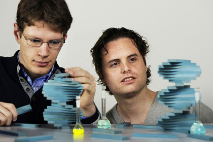 Researchers Peter Korevaar (left) and Tom de Greef. Photo: Bart van Overbeeke