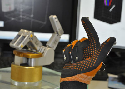 A data glove with magnetic fingertips measures the movements of a test person, which are then submitted to a robothand