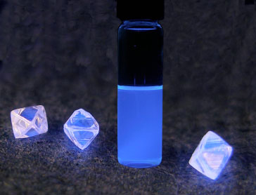 >0.004% wt. suspension of octadecylamine-modified nanodiamond demonstrates bright blue fluorescence under UV light, similar to that of selected natural diamonds