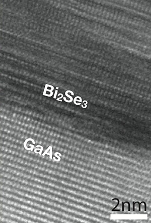 The atomic layers of the topological insulator bismuth selenide are visibel in this high-resolution electron microscope image