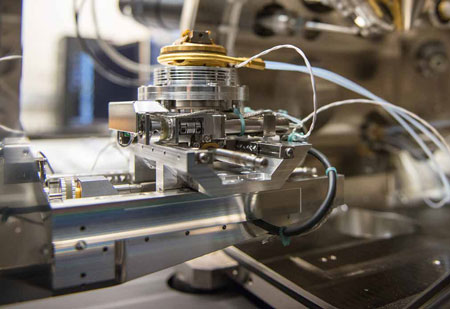 dual-beam microscope with an adaptation for use at cryogenic temperatures