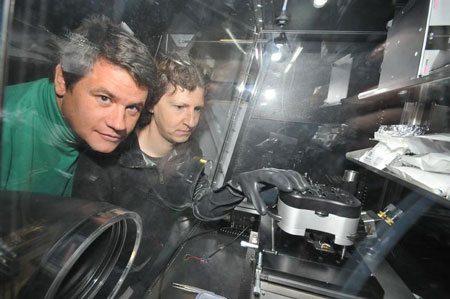 Measuring a solar cell: Rüdiger Berger (left) and Stefan Weber