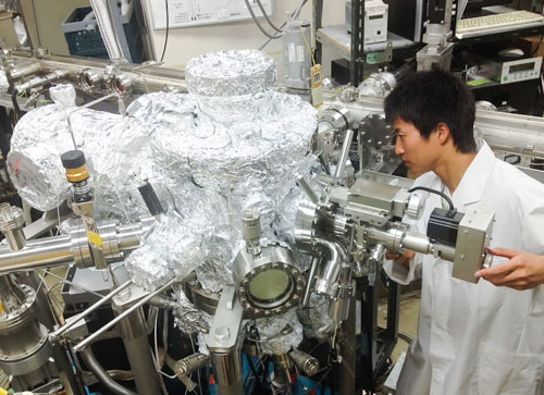 Molecular beam epitaxy (MBE) used to grow InAs QDs solar cells