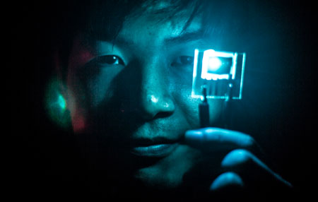 Jaesang Lee, Electrical Engineering PhD Student, demonstrates use of blue PHOLEDs