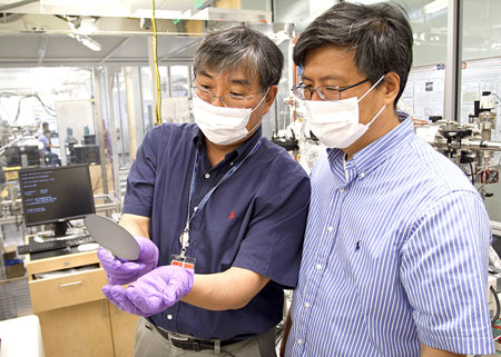 Dr. Jiyoung Kim (left) and Dr. Kyeongjae Cho