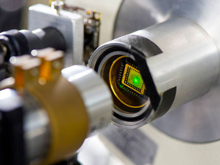 Laboratory set-up measuring the interaction between graphene and nano-diamonds with implanted nitrogen-vacancy centers