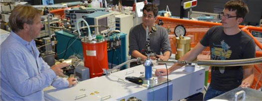 HZB-scientists Karsten Holldack, Alexander Schnegg and Joscha Nehrkorn at the BESSY II Beamline
