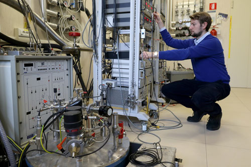 Andrea Gamucci at work on the Heliox system for electrical measurements