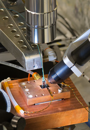 Set-up used to align the fiber array with the photonic chip