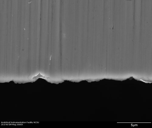 fissures on the edge of a surgical blade act as a microcomb