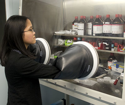 Sujitra Pookpanratana in the lab