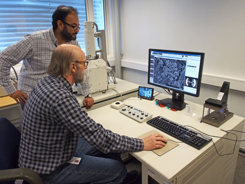 Lead scientist Gary Chinga-Carrasco and microscopy expert Per Olav Johnsen working at a SEM