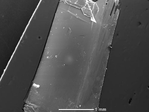 Electronmicroscopic image of a black arsenic phosphorus crystal with beginning delamination