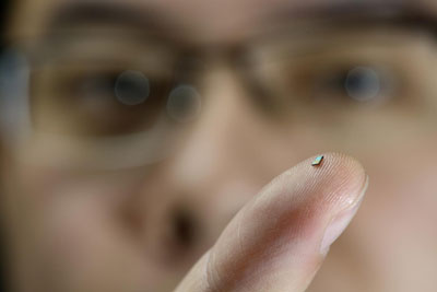 The tiny temperature sensor is on the finger tip of Ph.D.-student Hao Gao of Eindhoven University of Technology