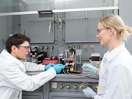 Stephan Pröller (l.) and Dr. Eva M. Herzig in their laboratory