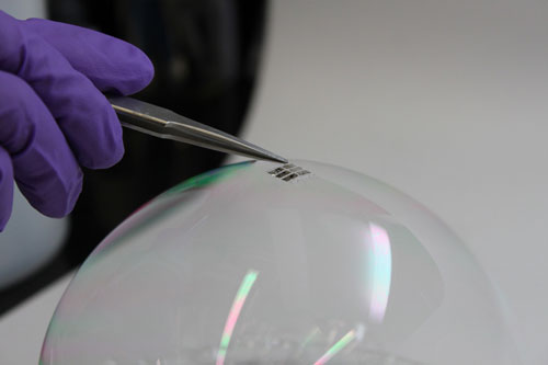 thinnest and lightest complete solar cell