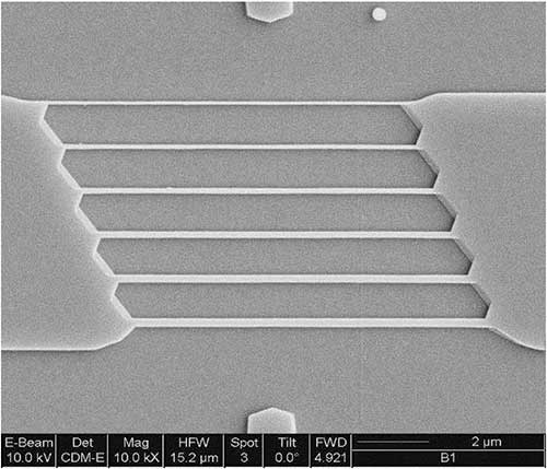  Scanning electron microscope image of a SCCDRM sample, displaying the pattern of near-vertical sidewalls with varying linewidths, high uniformity, and known linewidth values