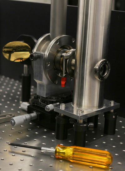 table-top sized terahertz cyclotron resonance spectrometer