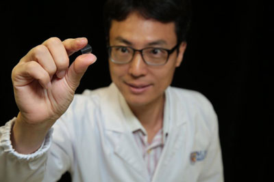 Associate Professor Yang Hyunsoo demonstrating the flexibility of a memory chip