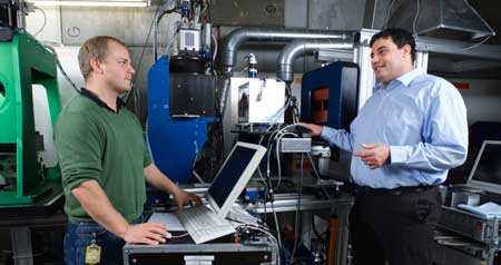 PSI-researchers Benedikt Betz and Christian Grünzweig at the neutron instrument