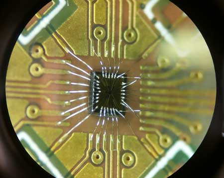 Chip with electrical contacts