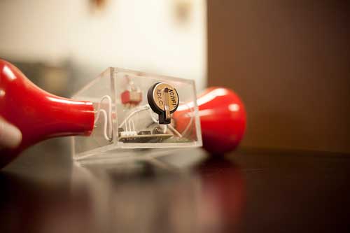 hand-crank flashlight modified with supercapacitor